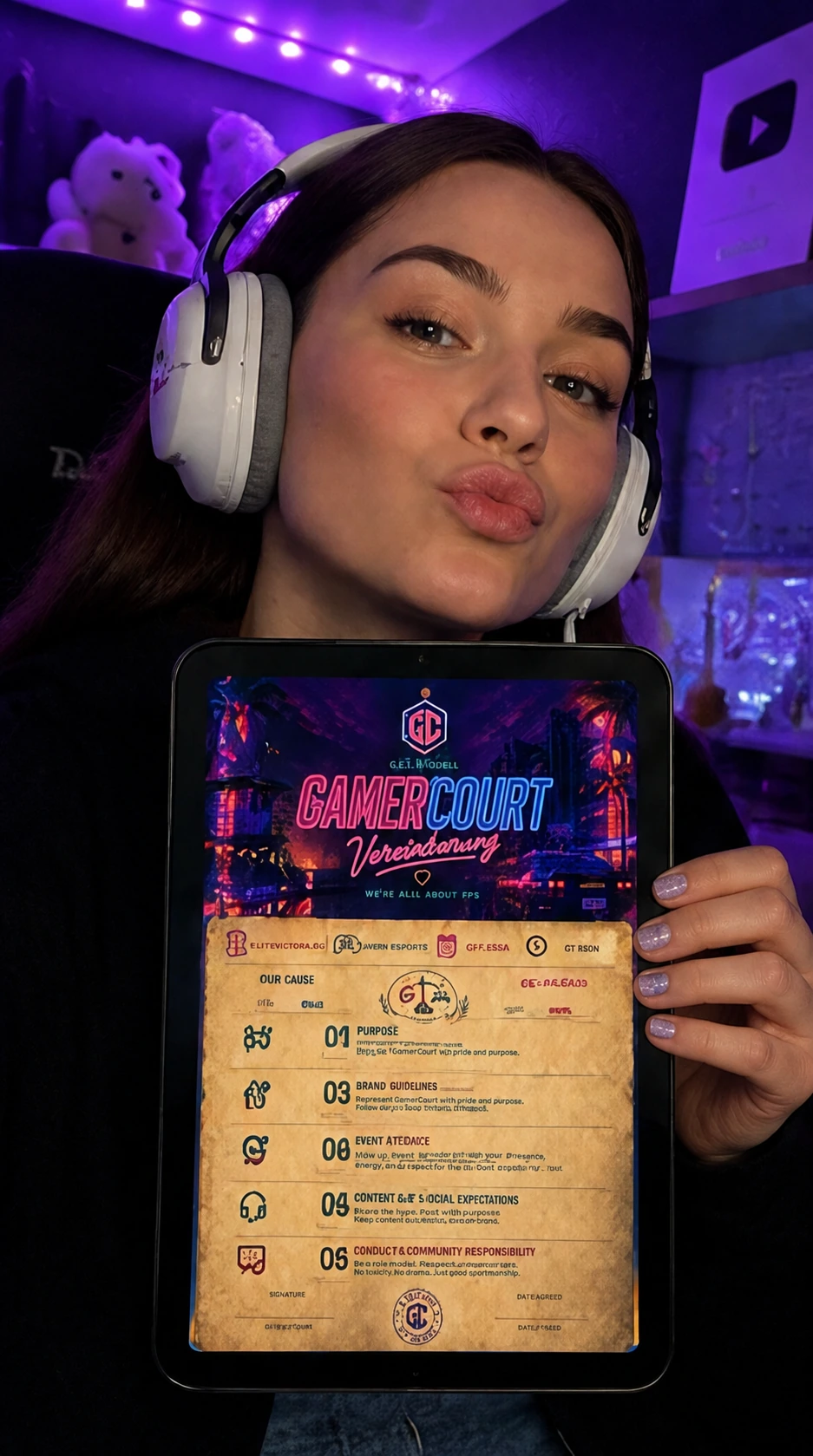 Mia zeigt mit Headset ihre GamerCourt-Vereinbarung